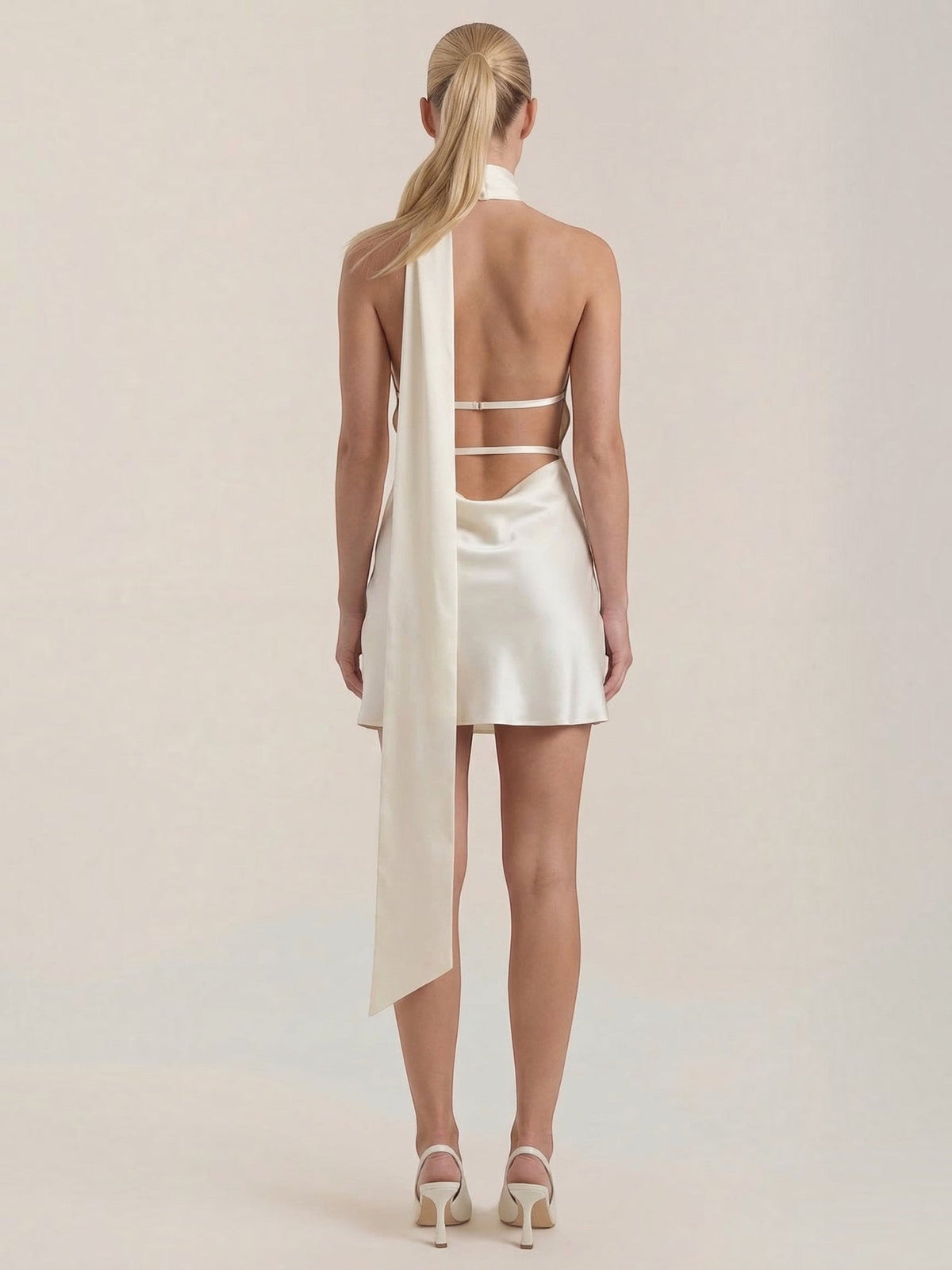 Dolly Robe Courte À Encolure Dos Nu