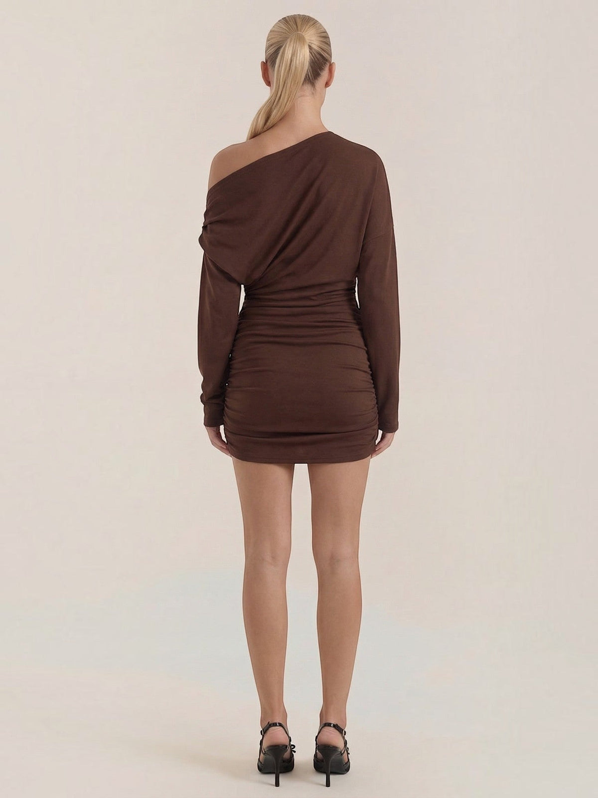 Doreen Robe Courte Asymétrique Épaules Dénudées