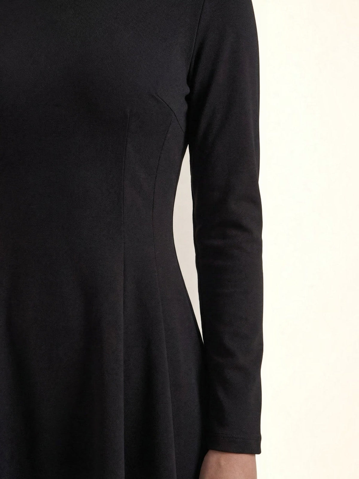 Ebony Robe Courte Cintrée À Manches Longues