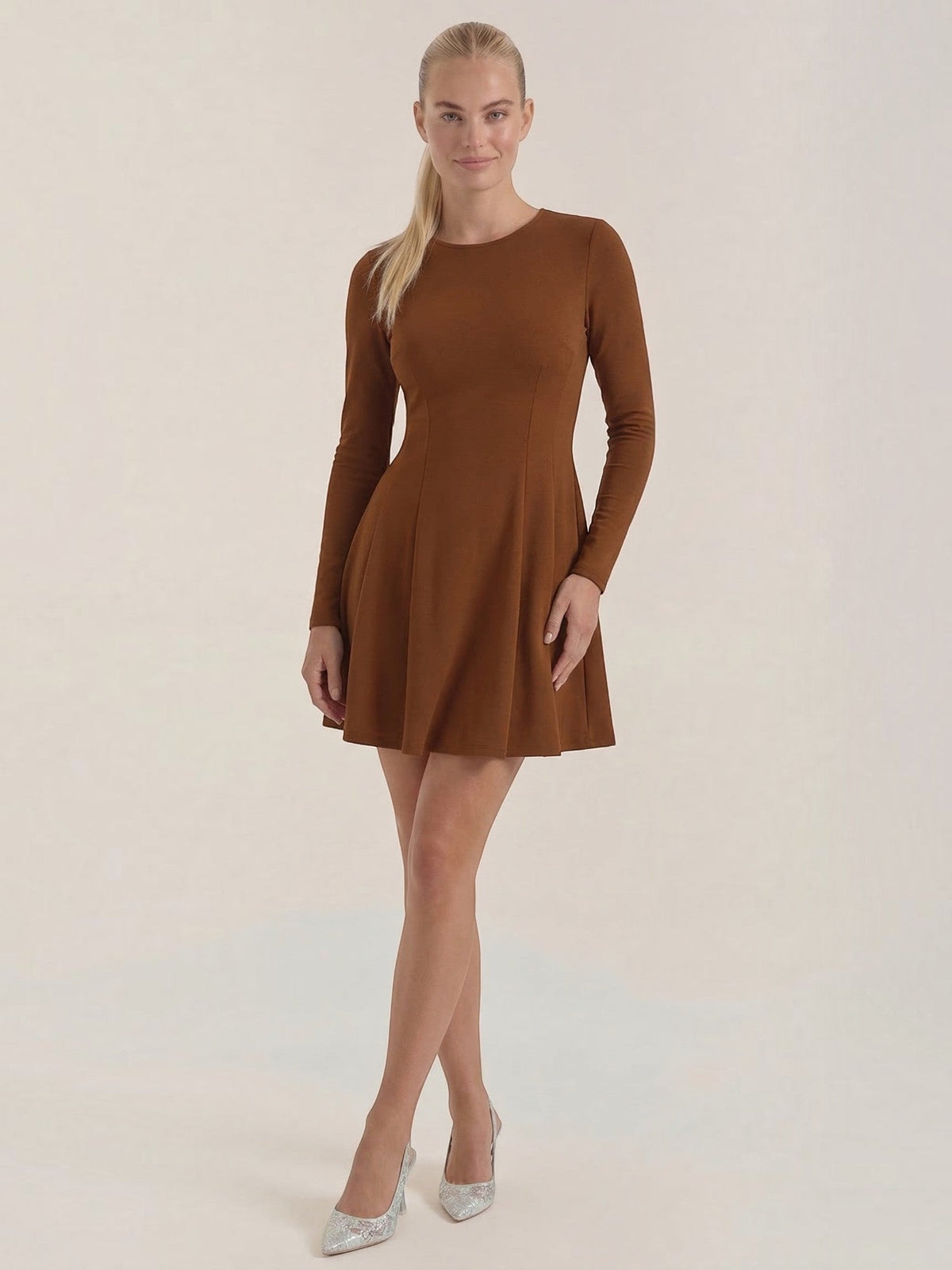 Ebony Robe Courte Cintrée À Manches Longues