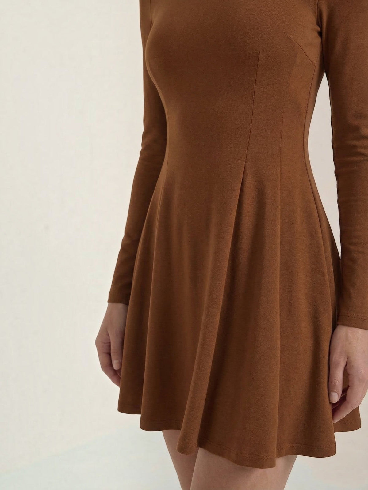 Ebony Robe Courte Cintrée À Manches Longues