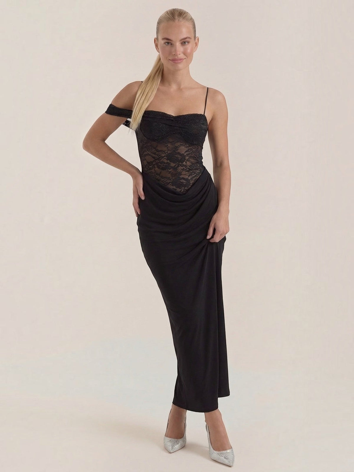 Giselle Robe Longue Corset En Dentelle Asymétrique