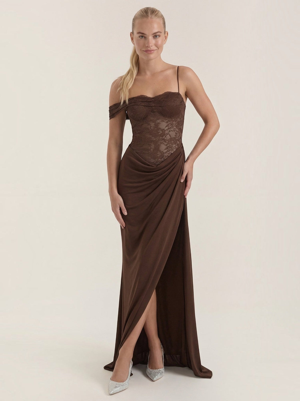 Giselle Robe Longue Corset En Dentelle Asymétrique